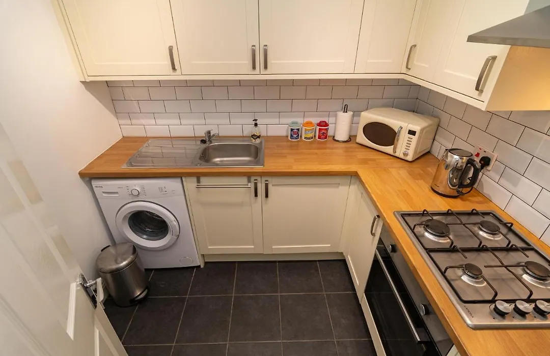 Light & Airy 1-Bed, Town Centre, Near Beach-1