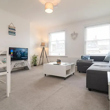 Light & Airy 1-Bed, Town Centre, Near Beach-2
