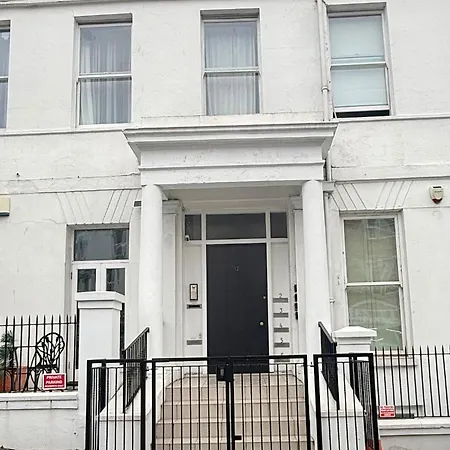 Light & Airy 1-Bed, Town Centre, Near Beach-3